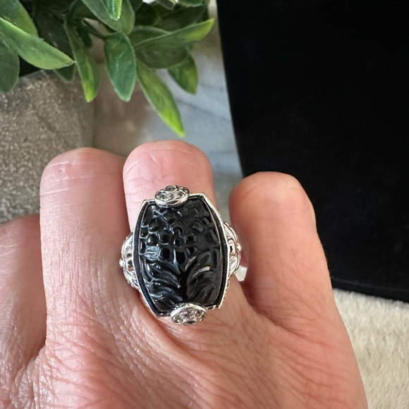 Carved Black Quartz With Small Crystals Throughout. 925SterlingSilver. Size 5.75 - Picture 4 of 11